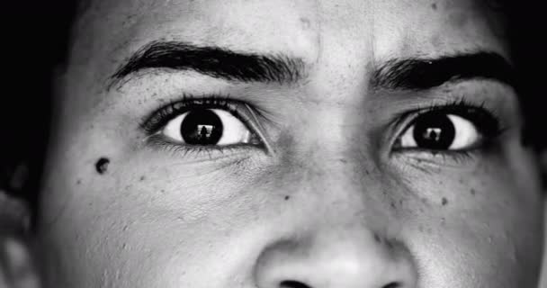 Uma Jovem Negra Assustada Macro Close Olhos Olhando Diretamente Para — Vídeo de Stock