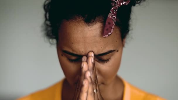 Mulher Orando Deus Buscando Esperança Durante Tempos Difíceis Close Rosto — Vídeo de Stock