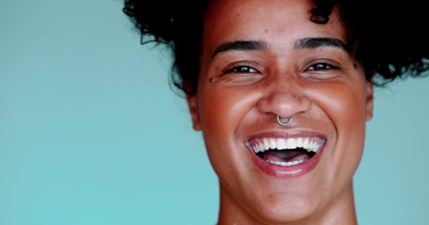 ある若い黒人女性が笑顔で笑い カメラを見ているアフリカ系アメリカ人の幸せな20代の人物の本物の表情を笑う — ストック動画