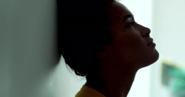 瞑想的な若い黒人女性のシルエットは 思慮深いペンシブな視線 若いアフリカ系アメリカ人20代の人物のプロフィールと影で顔を閉じます — ストック動画