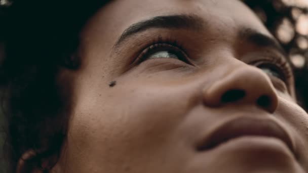 瞑想的な若いアフリカ系アメリカ人女性 熟考の目を閉じる 平和的な休息の瞬間でタイトなマクロクローズアップ顔 — ストック動画