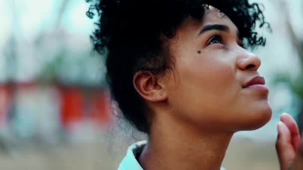 Agradecida Joven Afroamericana Mirando Hacia Arriba Orando Dios Sintiéndose Espiritualmente — Vídeos de Stock