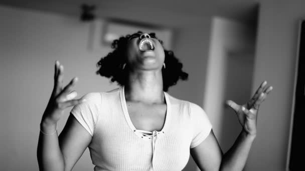 モノクロマティックは 極端なフューリーで圧倒的な若い黒人女性の叫び 黒と白で香りを施した20代の女性を強調しました — ストック動画