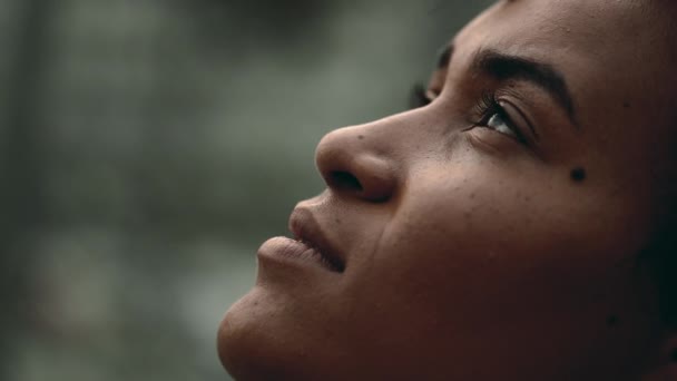 Духовная Молодая Женщина Закрывает Открывает Глаза Небо Надеждой Верностью Профиль — стоковое видео
