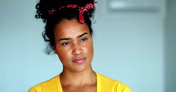 Одна Задумчивая Молодая Бразилька Глубоком Умственном Размышлении Задумчивый Портрет Женщины — стоковое видео