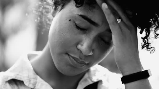 圧倒された若い黒人女性の一人は 頭痛で額をこすって人生の困難に苦しんでいます 心配している年金を受け取ったアフリカ系アメリカ人20代 — ストック動画