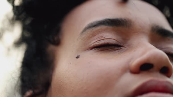 若い女性はHopeとFaithを感じるために目を開き 瞑想的な熟考20代女性の障害を克服する — ストック動画