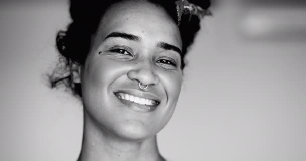 ブラジルの若い女性の黒と白のモノクロの肖像画で友好的な表情を持つアフリカのデザイナーのハッピーブラックラティナ20代 — ストック動画