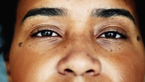 アフリカ系アメリカ人の若い女性がマクロのクローズアップと笑顔で目を開く スラムから目覚めた20代の人物の顔の視力の詳細 — ストック動画