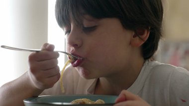 Peynirli Spagetti Lezzeti - Aç 5 Yıllık Keyifli Makarna, Erkeğin Yakın Çekimi