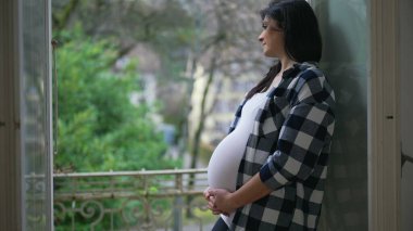 Bekleyen Anne 'nin Özel Yakın Çekimi Sevecen Karnını Okşayan, Yeni Bebek Bekleyen 8 aylık Huzurlu Gebelik Penceresi Balkon Görünümlü Dairenin Yanında