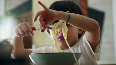 Spagetti Lezzeti - Küçük Çocuk Makarna yerken Çatal Döndürmeyi Öğreniyor, Yemek Zamanının Tadını Çıkartıyor Utensil Kullanımı