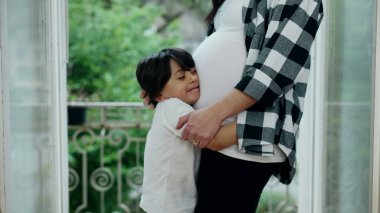 Doğmamış Kardeşe Sevgi Gösteren Küçük Çocuk, Balkonda Annesinin Sıcak Evinde Kucaklıyor