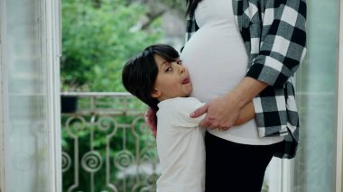 Doğmamış Kardeşe Sevgi Gösteren Küçük Çocuk, Balkonda Annesinin Sıcak Evinde Kucaklıyor