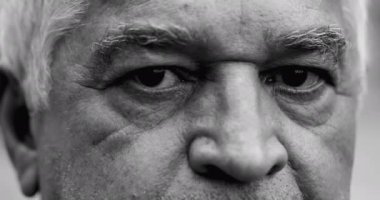 Sert İfadeli Yaşlı Adam 'ın Şiddetli Makro Portresi, Ciddi Yetmişlerin Yakın Çekim Bakışı