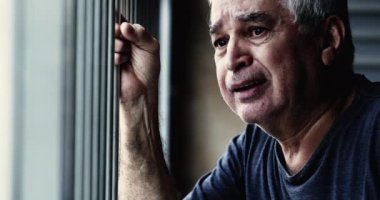 Yaşlı bir adamın hüzün ve depresyon içinde ağlaması hastalığın resmedilmesi. 70 'lerin ağlamaklı yaşlı adamı metal çubuğa sarılıyor ve geçmiş pişmanlıklarından utanıyor.