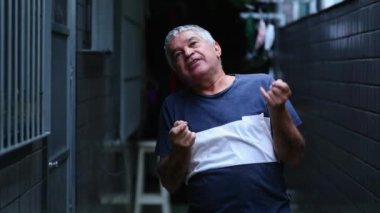 Neşeli, enerjik, kıdemli, mutlu, kaygısız bir şekilde dans eden yaşlı, 70 'lerin emeklisi, vücudunu hareket ettiren ve gülümseyen, hayatı kutlayan biri.
