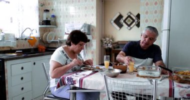 Basit bir öğle yemeğinin tadını çıkaran yaşlı bir çift, yaşlı evli bir çiftin tuhaf Güney Amerika 'daki evlerinin günlük yaşamına benzersiz bir bakış.