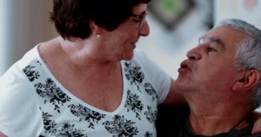 Huzurlu Yaşlı Çift Şefkatli, Sevecen ve Öpücük Paylaşan Huzurlu Bir Ayarda, Aşkın ve Arkadaşlığın Sonsuz Özünü Yakalıyor