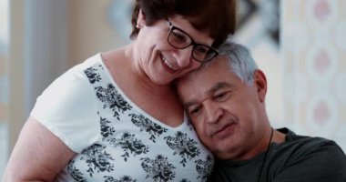 Huzurlu bir kucaklaşmayla, Ebedi Sevgi ve Sevgiyi Göstererek, Uzun Süren Dostluklarının ve Altın Yıllarında Bağlanmalarının Bir vasiyeti