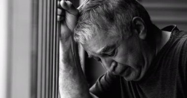 Ümitsiz son sınıf öğrencisi, metal bara tutunup umutsuzca ağlıyor. Üzüntü ve pişmanlıkla mücadele ediyor. Zor zamanlarda 70 'li yaşlarda, ağlamaklı, buruşuk, tıraşsız bir yüz.