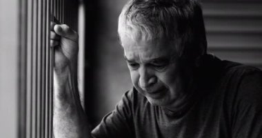 Yaşlanan Ümitsiz Yaşlılar, Memlekette Hapsolmuş Metal Bar ve Çığlıklar, Yalnızlık ve Zihinsel Hastalıkların Üstesinden Gelen, Yoğun siyah-beyaz Karantina ve Mücadelenin Dokunaklı Portresi