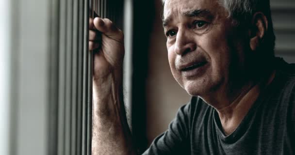 Yaşlarındaki Yaşlı Adam Kederli Umutsuzdu Depresyon Duygusal Yaralarla Mücadelesinin Yakın — Stok video