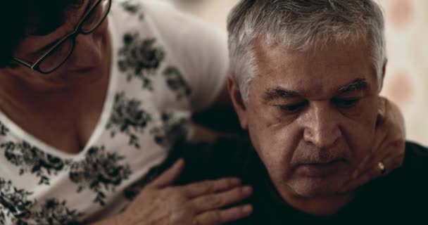 Депрессивный Старший Муж Беде Время Жена Пытается Оказать Поддержку Помощь — стоковое видео