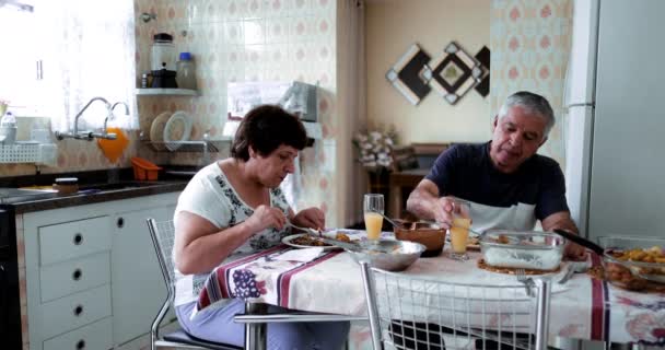 这对老年夫妇享受着一顿简单的午餐 独具一格地瞥见了一对年事已高的夫妇在他们奇特的南美住所里的日常生活 — 图库视频影像