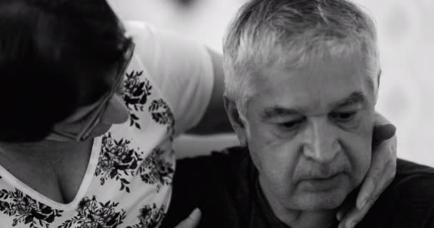Yaşlı Depresyondaki Kocanı Rahatlatmaya Çalışıyor Zihinsel Hastalıkla Mücadele Üst Düzey — Stok video
