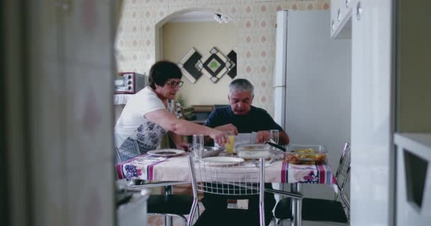 Starší Pár Obědvá Při Jídle Autentickém Vyobrazení Staršího Manžela Manželky — Stock video