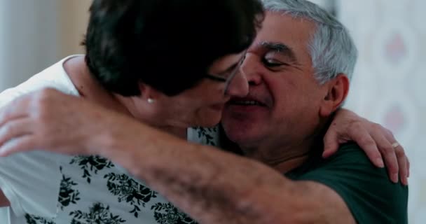 Счастливые Объятия Любовь Старшей Пары Пожилой Супруг Целует Обнимает Мужа — стоковое видео