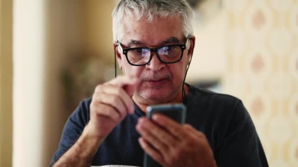 Close Twarz Siwych Włosów Starszych Kaukaski Mężczyzna Osoba Wprowadzenie Okulary — Wideo stockowe
