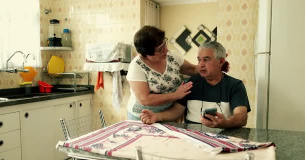 Hayal Kırıklığına Uğramış Yaşlı Bir Adam Evde Mutfak Sahnesinde Eşinden — Stok video