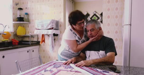 Oudere Man Geconfronteerd Met Ontberingen Van Het Leven Zorgzame Vrouw — Stockvideo
