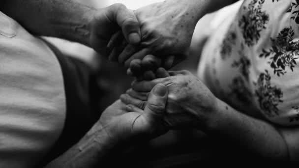 United Hands Elderly Spouse Husband Close Mostrando Amor Apoio Vista — Vídeo de Stock