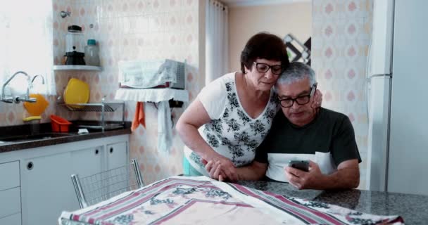 Donna Anziana Consolante Marito Triste Cucina Pittoresca Coniuge Solidale Confortevole — Video Stock