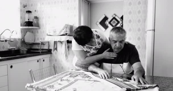 Soțul Mai Vârstă Care Susține Soțul Mai Vârstă Care Confruntă — Videoclip de stoc