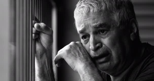 Ein Älterer Mann Wischt Sich Verzweifelten Zeiten Tränen Greift Nach — Stockvideo