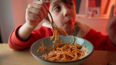 Genç Çocuk Spagetti Yemeği, 5 Yaşındaki Çocuğun Yemekleri, Mutlu Makarnaların Yakın Çekimi 480 Akşam Yemeği.