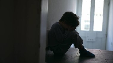 Genç Çocuk Aile Krizini Yaşıyor, Kötü Aydınlatma Koridorunda Tek Başına Oturuyor, Derin Keder ve Üzüntü İçin Eller Yüzü Kapanıyor