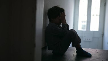 Genç Çocuk Aile Krizini Yaşıyor, Kötü Aydınlatma Koridorunda Tek Başına Oturuyor, Derin Keder ve Üzüntü İçin Eller Yüzü Kapanıyor