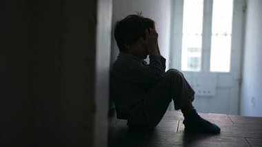 Genç Çocuk Aile Krizini Yaşıyor, Kötü Aydınlatma Koridorunda Tek Başına Oturuyor, Derin Keder ve Üzüntü İçin Eller Yüzü Kapanıyor