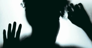 Cam bariyerlere yaslanan umutsuz kişi, çözülmüş pencerelere bastıran depresyon ve izolasyonla boğuşan kişi. Ruh sağlığı mücadelesi betimlemesi