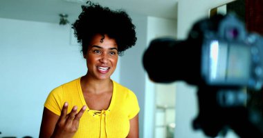 Enerjik Genç Siyah Vemale Vlogger Web Kanalı için Kamera Öngörüleri, 20 'lerin İçerik Yaratıcısı Dijital Medya Etkin