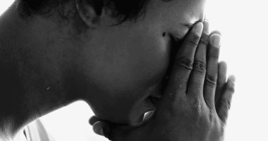Zihinsel hastalıkta ve mücadelede yoğun genç Afro-Amerikan. Depresyondan muzdarip 20 'li yaşlarındaki kızın yüzünü örten sessiz ümitsizlik.
