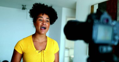 Enerjik Genç Siyah Vemale Vlogger Web Kanalı için Kamera Öngörüleri, 20 'lerin İçerik Yaratıcısı Dijital Medya Etkin