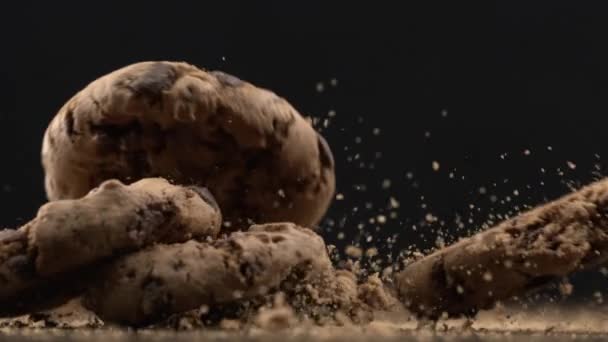 Many Chocolate Chip Cookies Falling Super Slow Motion 1000 Fps — Stockvideo