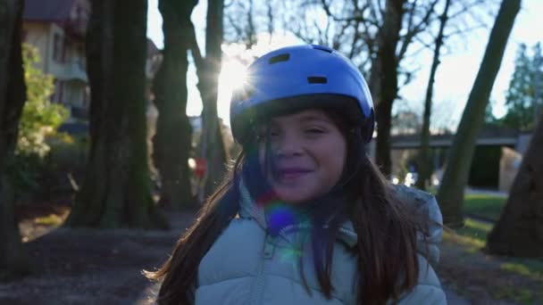 Крупним Планом Радісна Річна Дівчина Шоломі Променева Камера Посмішки Відкритий — стокове відео