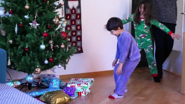 즐거운 크리스마스 선물에 포인팅 공휴일 선물을 아들과 전통에 — 비디오